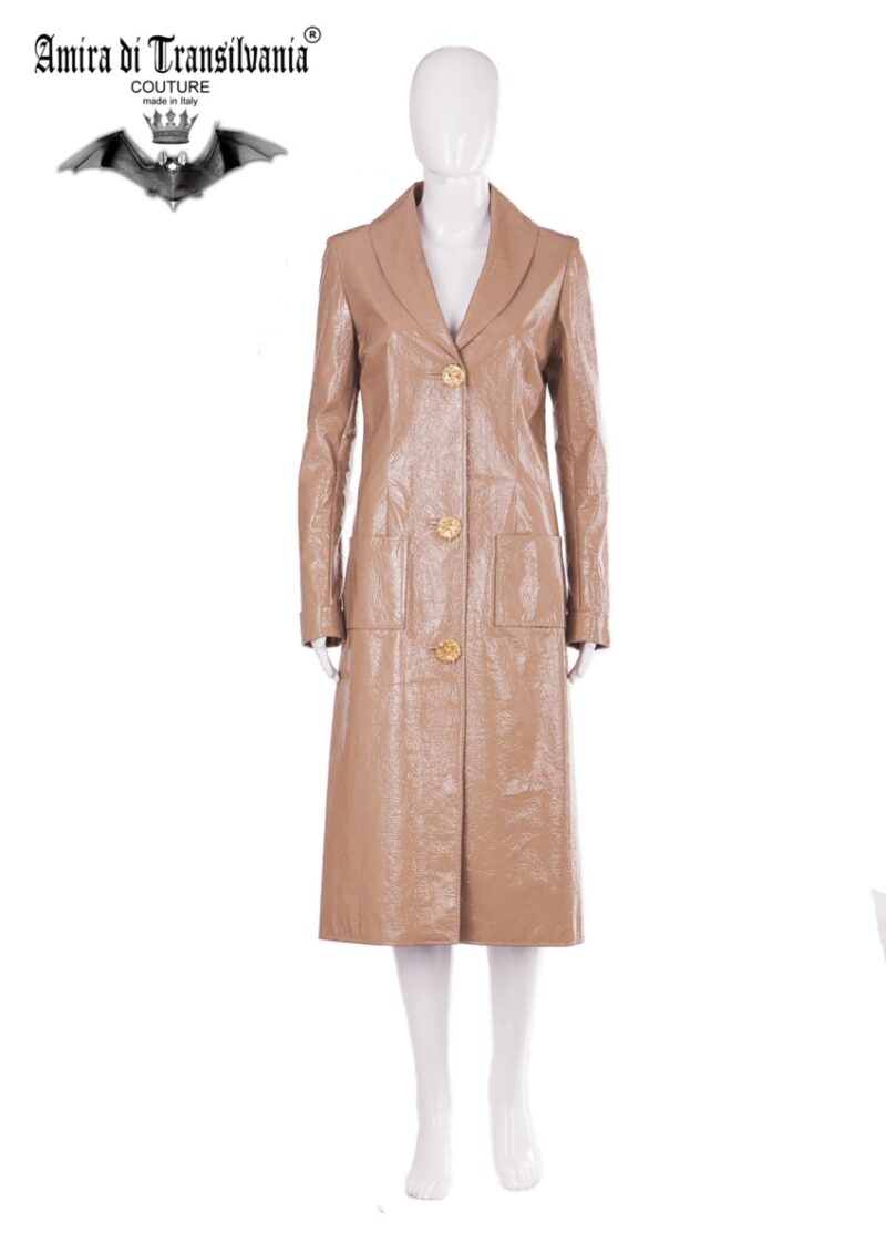 Cappotto beige in vernice con bottoni di resina