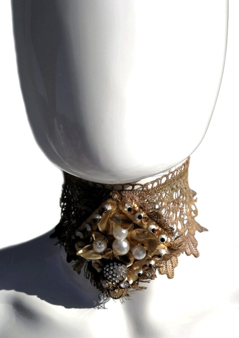 Collare marrone in macramè con perle