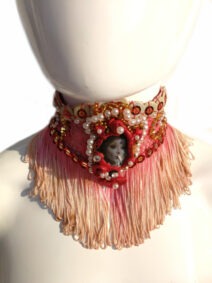 Collare rosso e beige in macramè con cameo