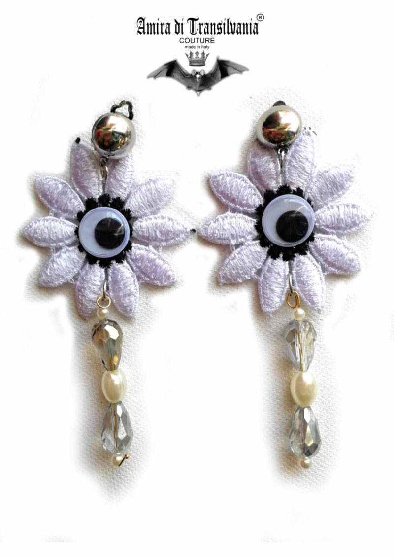 Orecchini bianchi con fiore ricamato